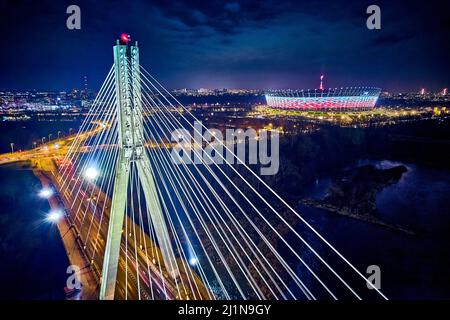 Bella vista panoramica aerea drone skyline del centro della notte Varsavia con grattacieli sullo sfondo con la sospensione Swietokrzyski bridg Foto Stock