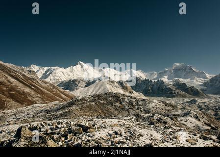 Vista sulle montagne da Gokyo Ri. Montagne innevate e cieli limpidi in Himalaya, Nepal. Foto di alta qualità Foto Stock