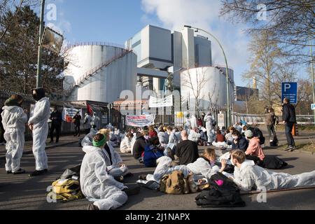 Berlino, Germania. 27th Mar 2022. Domenica 27 marzo 2022, gli attivisti del movimento di disobbedienza civile Ende Gelaende, che ha sollevato la consapevolezza per i temi della giustizia climatica, hanno bloccato l'ingresso principale alla centrale elettrica Reuter West a Berlino. La multinazionale svedese Vattenfall è proprietaria di questo impianto combinato di calore ed energia (CHP) a Berlino Siemensstadt. (Foto di Michael Kuenne/PRESSCOV/Sipa USA) Credit: Sipa USA/Alamy Live News Foto Stock