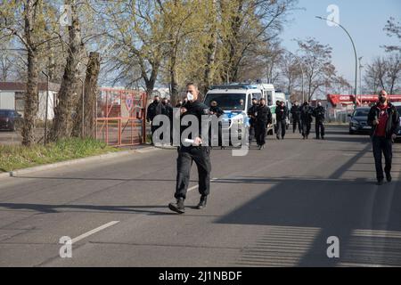 Berlino, Germania. 27th Mar 2022. Domenica 27 marzo 2022, gli attivisti del movimento di disobbedienza civile Ende Gelaende, che ha sollevato la consapevolezza per i temi della giustizia climatica, hanno bloccato l'ingresso principale alla centrale elettrica Reuter West a Berlino. La multinazionale svedese Vattenfall è proprietaria di questo impianto combinato di calore ed energia (CHP) a Berlino Siemensstadt. (Credit Image: © Michael Kuenne/PRESSCOV via ZUMA Press Wire) Foto Stock