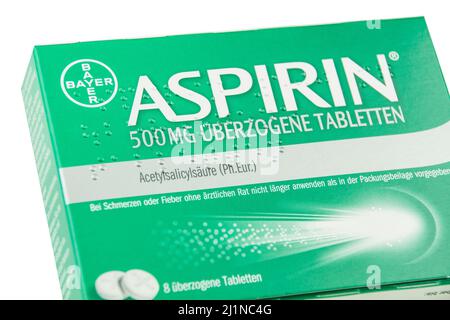 Amburgo, Germania - febbraio 12 2022: Schachtel Bayer Aspirin Tabletten auf weißem Hintergund - scatola di compresse di Aspirin Bayer su sfondo bianco Foto Stock