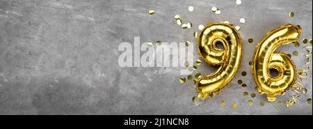 Numero palloncino di foglio giallo, numero novantasei su sfondo concreto. Biglietto d'auguri con l'iscrizione 96. Concetto di anniversario. Per anniversario Foto Stock
