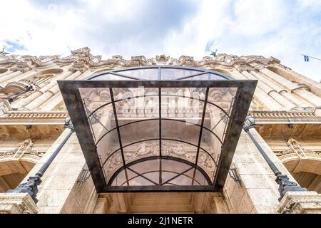 Architettura esterna dell'edificio del Teatro Nazionale Alicia Alonso, l'Avana, Cuba Foto Stock