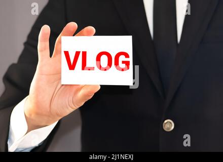 Testo di scrittura di parola Business Vlog. Concetto di business per Un contenuto video su argomento relativo alla società colorati Clothespin carte vuoto remi Foto Stock