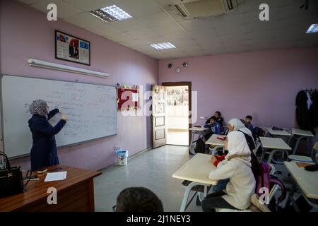 26 marzo 2022, Gaziantep, Turchia: Gaziantep, Turchia. 26 marzo 2022. La fondazione Education Without Borders / MIDAD e la comunità siriana di Gaziantep, insieme al comune di Gaziantep e alla Fondazione per l'Educazione, la Salute e la solidarietà BÃ¼lbÃ¼lzade, organizzano lezioni di arabo week-end per bambini siriani a Gaziantep, Turchia. Le classi sono rivolte a bambini tra i 8 e i 14 anni per aiutarli a mantenere e migliorare la loro lingua araba mentre vivono in Turchia (Credit Image: © Zakariya Yahya/IMAGESLIVE via ZUMA Press Wire) Foto Stock