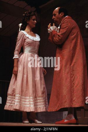 MORATIN , LEANDRO FERNANDEZ DE . ESCRITOR ESPAÑOL . MADRID 1737 - 1780. "EL SI DE LAS NIÑAS", REPRESENTACION TEATRAL EN MADRID AÑO 1988. DIRETTORE : GUSTAVO PEREZ PUIG. ATTORE : JUANJO MENENDEZ. Foto Stock