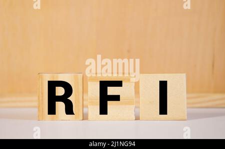 Blocco di lettere in parola RFI di richiesta di informazioni su sfondo legno. Foto Stock