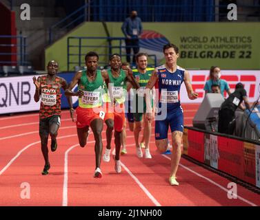 Samuel Tefera dell'Etiopia e Jakob Ingebrigtsen della Norvegia che corre per il traguardo della finale 1500m del Day 3 del World Athletics Indoor Foto Stock