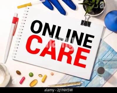 Disegno a mano cura on line iscrizione con gesso bianco sulla lavagna, concetto medico Foto Stock