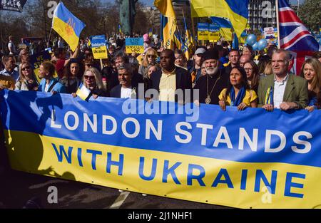 Londra, Regno Unito. 26th marzo 2022. Il sindaco di Londra Sadiq Khan e il deputato laburista David Lammy con i manifestanti a Park Lane durante il London stand con l'Ucraina marzo. Migliaia di persone hanno marciato da Park Lane a Trafalgar Square in solidarietà con l'Ucraina mentre la Russia continua il suo attacco. Foto Stock