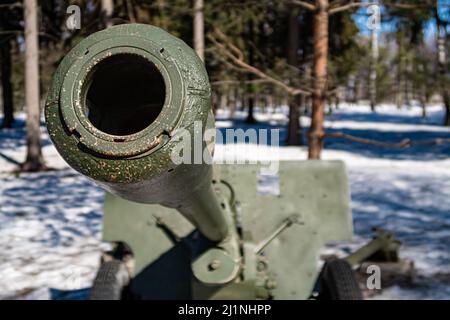 Novomoskovsk, Russia - 24 marzo 2022: Cannone barile muso primo piano. Foto di alta qualità Foto Stock