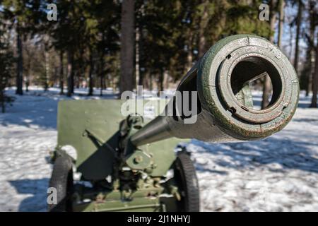 Novomoskovsk, Russia - 24 marzo 2022: Cannone barile muso primo piano. Foto di alta qualità Foto Stock