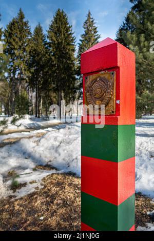 Novomoskovsk, Russia - 24 marzo 2022: Posto di frontiera sullo sfondo della natura. Foto di alta qualità Foto Stock