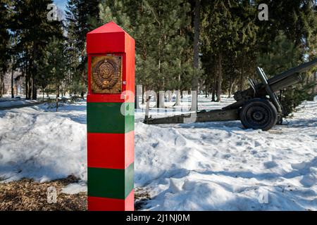 Novomoskovsk, Russia - 24 marzo 2022: Posto di frontiera sullo sfondo della natura. Foto di alta qualità Foto Stock