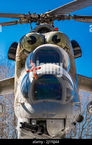 Novomoskovsk, Russia - 24 marzo 2022: Cabina di pilotaggio per elicotteri militari. Foto di alta qualità Foto Stock