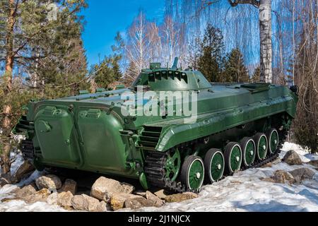 Novomoskovsk, Russia - 24 marzo 2022: Veicolo da combattimento fanteria nella foresta. Foto di alta qualità Foto Stock