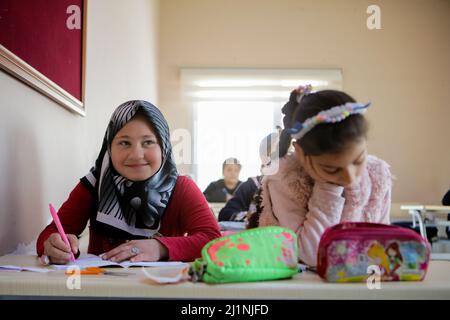 26 marzo 2022, Gaziantep, Turchia: Gaziantep, Turchia. 26 marzo 2022. La fondazione Education Without Borders / MIDAD e la comunità siriana di Gaziantep, insieme al comune di Gaziantep e alla Fondazione per l'Educazione, la Salute e la solidarietà BÃ¼lbÃ¼lzade, organizzano lezioni di arabo week-end per bambini siriani a Gaziantep, Turchia. Le classi sono rivolte a bambini tra i 8 e i 14 anni per aiutarli a mantenere e migliorare la loro lingua araba mentre vivono in Turchia (Credit Image: © Zakariya Yahya/IMAGESLIVE via ZUMA Press Wire) Foto Stock