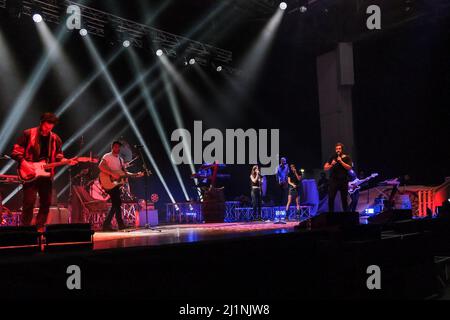 Tommaso Paradiso e band sul palco durante Tommaso Paradiso 'ulle Nuvole Tour 2022', concerto di musica cantante italiana a Jesolo, Italia, marzo 26 2022 Foto Stock