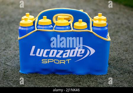 LONDRA, INGHILTERRA - MARZO 26: Bottiglie Lucozade Sport durante una Società Internazionale di Alzheimer tra Inghilterra e Svizzera al Wembley Stadium, Regno Unito Foto Stock