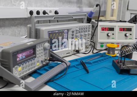 Alimentatori e misuratori elettronici in laboratorio.Strumenti di misura elettronici in laboratorio scientifico. Foto Stock