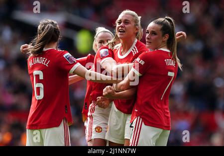 Alessia Russo (centro) del Manchester United festeggia il primo gol del gioco durante la partita della Barclays fa Women's Super League a Old Trafford, Manchester. Data foto: Domenica 27 marzo 2022. Foto Stock