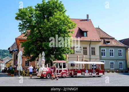 Sighisoara, Romania, 13 luglio 2021: Vecchie case dipinte di colori e ristoranti nel centro storico della cittadella di Sighisoara, in Transilvania (Tr Foto Stock