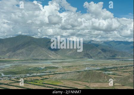 Splendida vista dal monastero di Ganden in Tibet, Cina Foto Stock