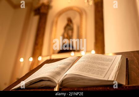 Smirne la Basilica della Cattedrale Cattolica di San Giovanni è l'unica chiesa che si erge oggi tra le sette Chiese menzionate nel Libro dell'Apocalisse. Foto Stock