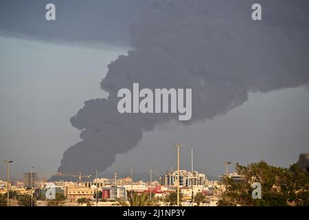 Impianto petrolifero Amarmco in fiamme dopo un attacco da parte della Houthis durante la Formula 1 STC Saudi Arabian Grand Prix 2022, 2nd round del FIA Formula uno World Championship 2022, sul circuito di Jeddah Corniche, dal 25 al 27 marzo 2022 a Jeddah, Arabia Saudita - Photo DPPI Foto Stock