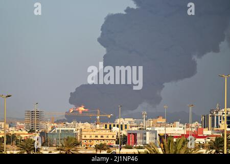 Impianto petrolifero Amarmco in fiamme dopo un attacco da parte della Houthis durante la Formula 1 STC Saudi Arabian Grand Prix 2022, 2nd round del FIA Formula uno World Championship 2022, sul circuito di Jeddah Corniche, dal 25 al 27 marzo 2022 a Jeddah, Arabia Saudita - Photo DPPI Foto Stock