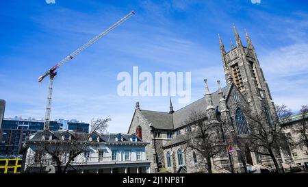 STAMFORD, CT, USA - 10 MARZO 2022: Centro di Stamford con Basilica di San Giovanni Evangelista su Atlantic Street e gru da cantiere Foto Stock