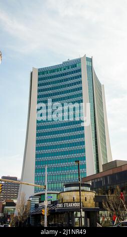 STAMFORD, CT, USA - 10 MARZO 2022: Centro di Stamford con edificio Landmark Square Foto Stock