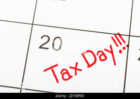 La scrittura del 'giorno fiscale' su un calendario. Foto Stock