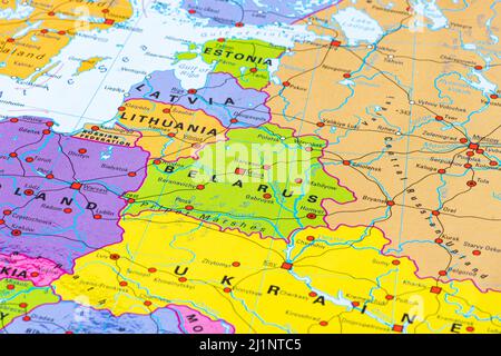 Minsk, Bielorussia - marzo 27 2022: Mappa di Bielorussia, Europa, Unione europea, con frontiere statali, capitali, fiumi e mari, da vicino Foto Stock