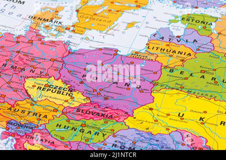 Varsavia, Polonia - Marzo 27 2022: Mappa della Polonia, Europa, Unione europea, con confini statali, capitali, fiumi e mari, da vicino Foto Stock