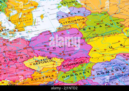 Varsavia, Polonia - Marzo 27 2022: Mappa della Polonia, Europa, Unione europea, con confini statali, capitali, fiumi e mari, da vicino Foto Stock