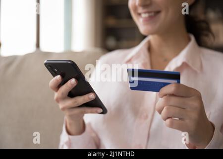 Felice consumatore donna shopping online con carta di credito Foto Stock