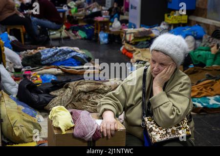 26 marzo 2022, Kharkiv, Ucraina: Una donna sfollata cerca rifugio in una stazione metropolitana di Kharkiv, Ucraina. La gente dormiva sul binario e all'interno di un treno metropolitano vuoto parcheggiato alla stazione. La stazione era affollata, si sentiva una gran quantità di tosse dalle persone che hanno trasformato la stazione nel loro rifugio. (Credit Image: © Daniel Carde/ZUMA Press Wire) Foto Stock