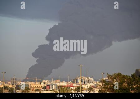 Impianto petrolifero Amarmco in incendio dopo un attacco da parte della Houthis durante la Formula 1 STC Saudi Arabian Grand Prix 2022, 2nd round del FIA Formula uno World Championship 2022, sul circuito di Jeddah Corniche, dal 25 al 27 marzo 2022 a Jeddah, Arabia Saudita - Foto: DPPI/DPPI/LiveMedia Foto Stock
