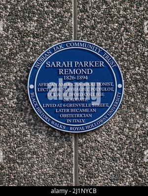 Londra, Camden, UK, marzo 25th 2022 - la targa blu è stata presentata per l'abolizionista, Sarah Parker Remond, a Russell Square, Londra Foto Stock