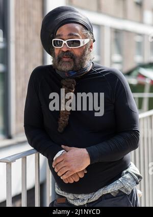 Londra, Camden, UK, 25th 2022 marzo - uno spettatore gode della targa blu che svela per abolizionista, Sarah Parker Remond a Russell Square, Londra Foto Stock