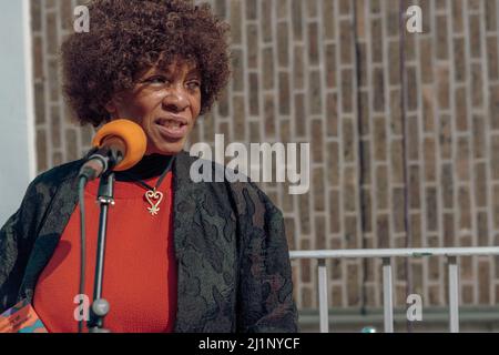 Londra, Camden, UK, marzo 25th 2022 - Editore, Dr. Margaret Busby CBE si rivolge alla presentazione della targa blu per l'abolizionista, Sarah Parker Remond Foto Stock