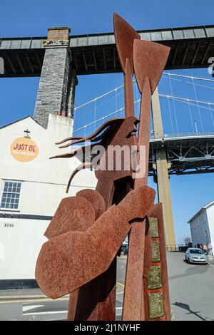 Primo piano del charachter centrale nella scultura Ferryman sul lungomare di Saltash in Cornovaglia si affaccia sul fiume Tamar Foto Stock