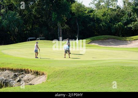 Playa del Carmen, 25th, 2022 marzo: Tre golfisti nel verde a playa del Carmen Messico, in una giornata estiva Foto Stock