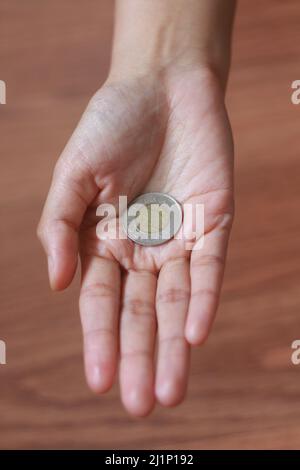 La moneta canadese sulla mano della donna, la moneta nella mano delle donne Foto Stock