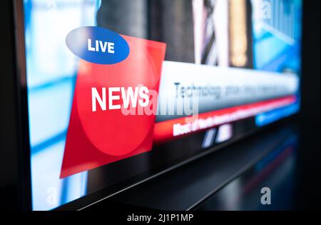 TV News trasmissione dal vivo e concetto di produzione. Breaking newscast in televisione. Primo piano dello schermo del mockup del logo, del testo del titolo e del banner grafico del titolo. Foto Stock