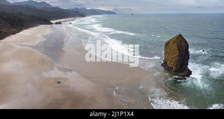 L'Oceano Pacifico si lava dolcemente contro un massiccio catasta di mare lungo la panoramica costa dell'Oregon, non lontano a ovest di Portland. Foto Stock