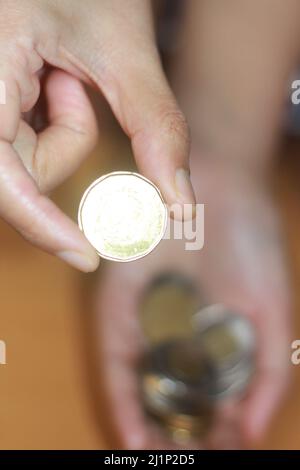 La moneta canadese sulla mano della donna, la moneta nella mano delle donne Foto Stock