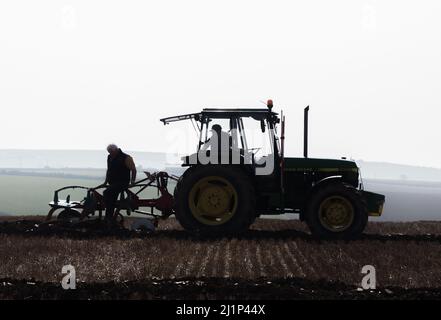 Killbrittain, Cork, Irlanda. 27th marzo 2022. Barry e Stacey o'Sullivan di Bandon hanno partecipato alla partita della Kilbrittain Plowing Association che si tenne nelle terre della famiglia Draper, Artitgue, Kilbrittain Co. Cork, Irlanda. - Foto David Creedon Foto Stock