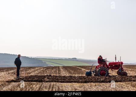 Killbrittain, Cork, Irlanda. 27th marzo 2022. Moss Fleming orologi Trevor Fleming seminatrici da aratura presso la partita Kilbrittain Plowing Association che si è tenuto sulle terre della famiglia Draper, Artitgue, Kilbrittain Co. Cork, Irlanda. - Foto David Creedon Foto Stock